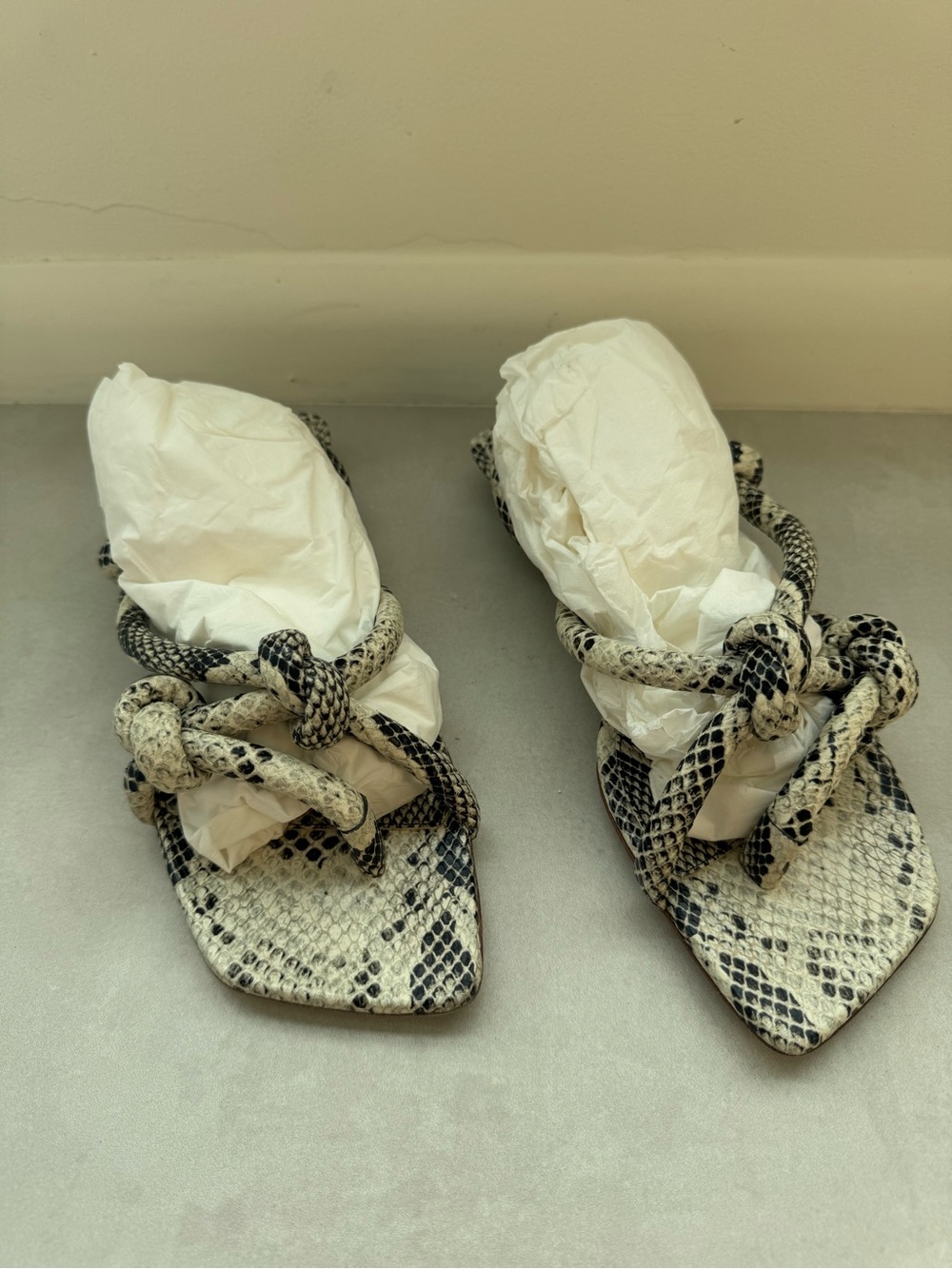 Bottega Veneta Jimbo Black & Cream Snakeskin Knot-Detail Sandals - Picture 4 of 15